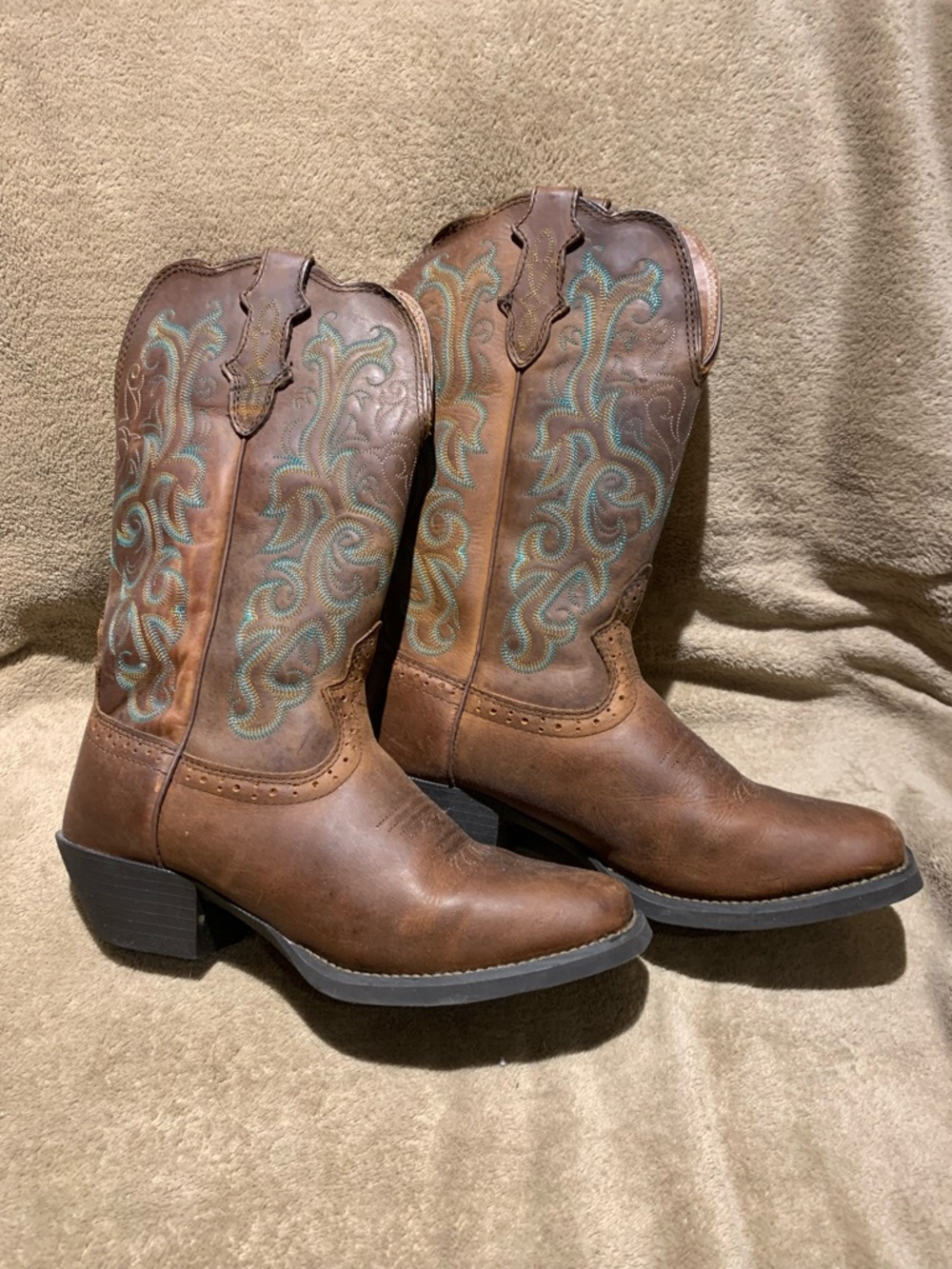 Justin Boots Brown Leather Western Boots with Subtle Stitching